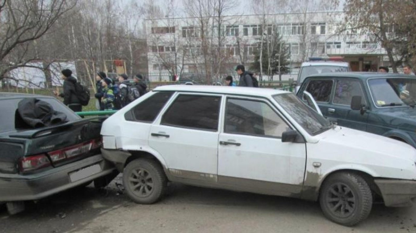 Перед школой на Пушанина столкнулись три автомобиля