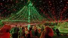 Австралийская семья украсила дом полумиллионом рождественских фонариков