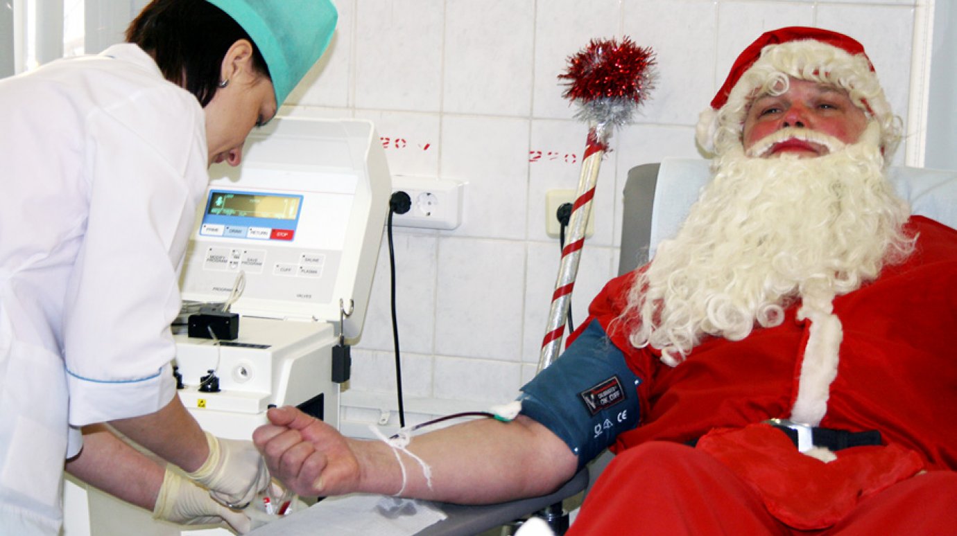 На станции переливания крови доноров поздравляют с Новым годом