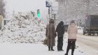 Убранный с улицы Мира снег    оставили прямо на тротуаре