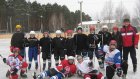 На лед катка в селе Индерка выходят и спортсмены, и молодожены