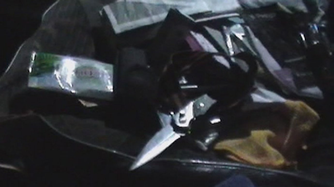 Полицейские обнаружили в машине таксиста спайс и холодное оружие