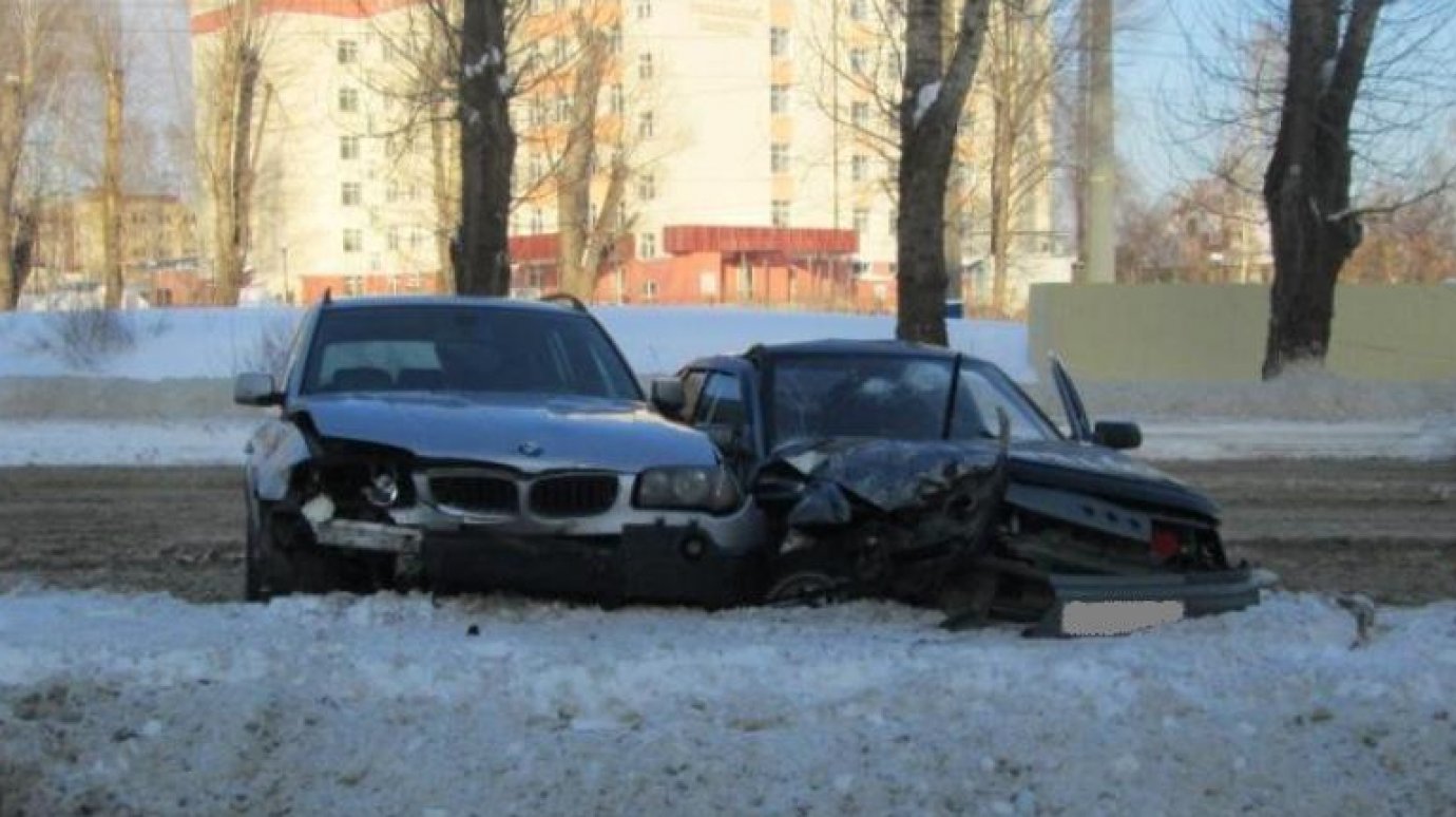 При столкновении BMW Х3 и ВАЗ-2112 пострадали женщина и ребенок