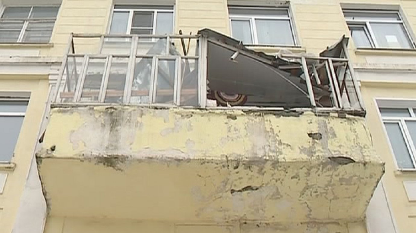 Упавший с крыши снег разрушил балконы дома на ул. Ленина