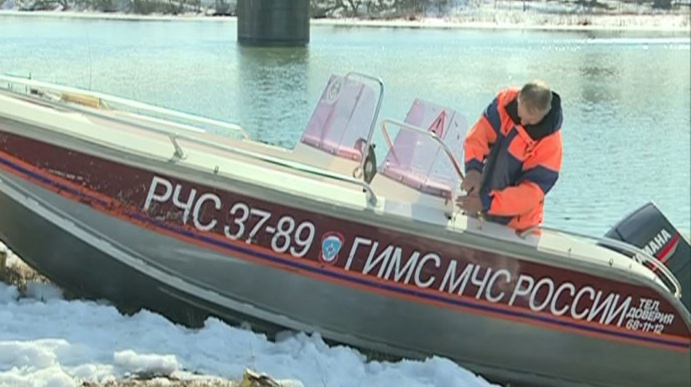 Сотрудники МЧС готовят моторные лодки перед возможным паводком