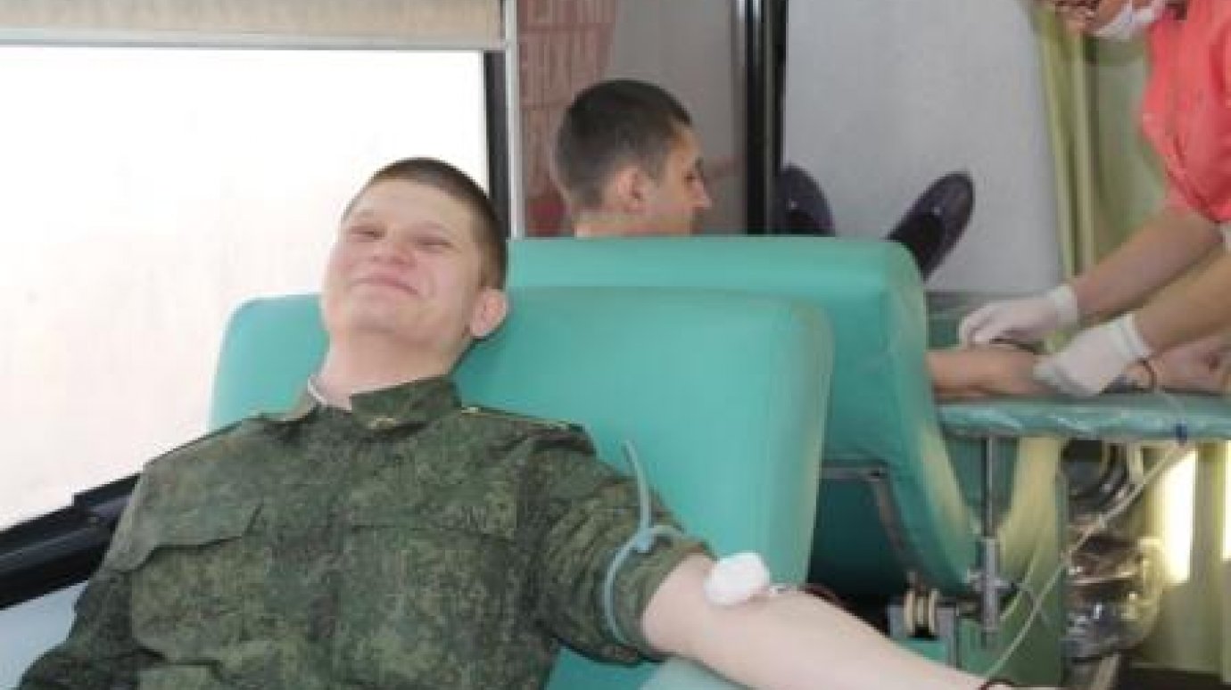 Курсанты и офицеры ПАИИ сдали 37 литров крови