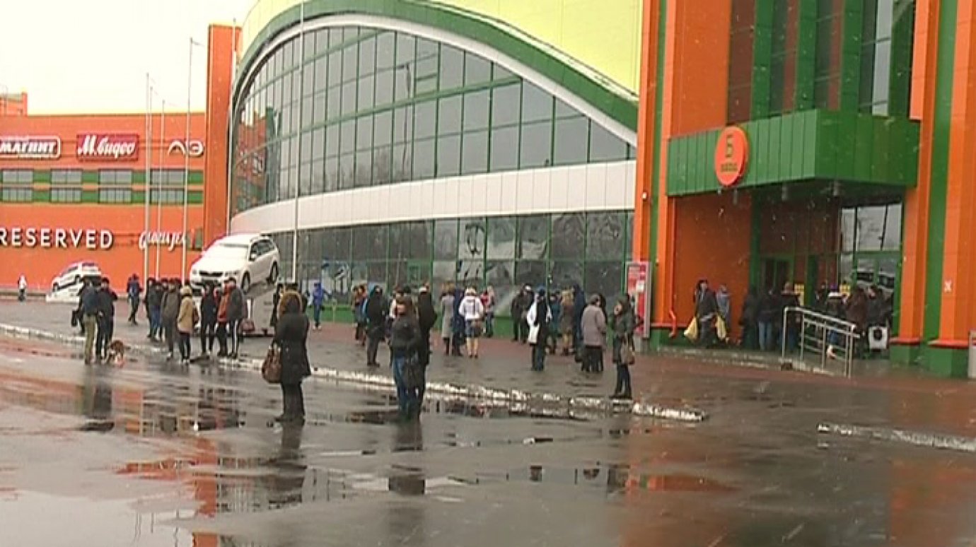 В торговом центре в Арбекове обрушился подвесной потолок