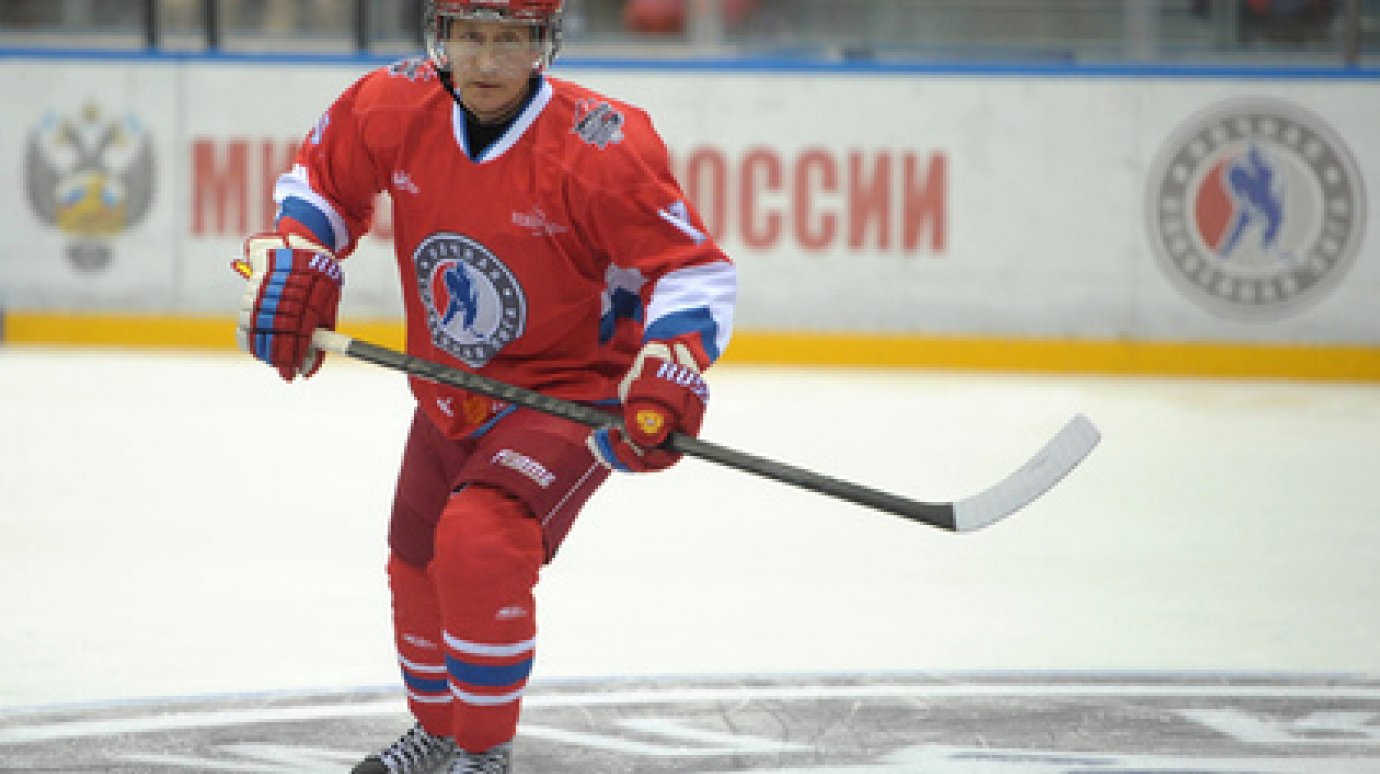 Путин сыграл в хоккей на турнире в Сочи