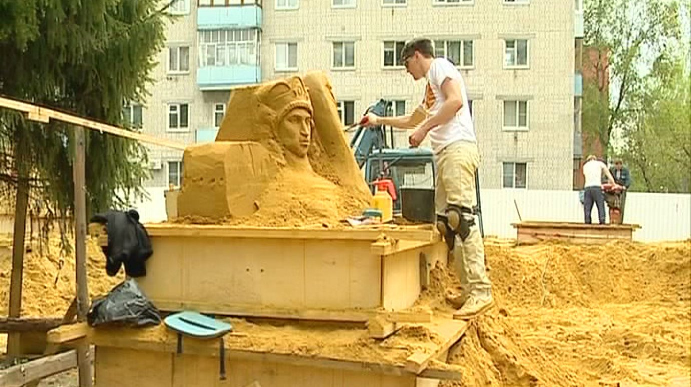 Мастера создают возле краеведческого музея парк песчаных скульптур