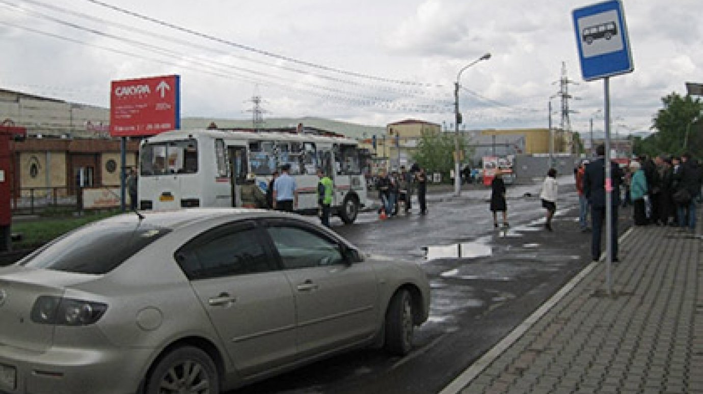 В Красноярске автобус попал в яму с горячей водой