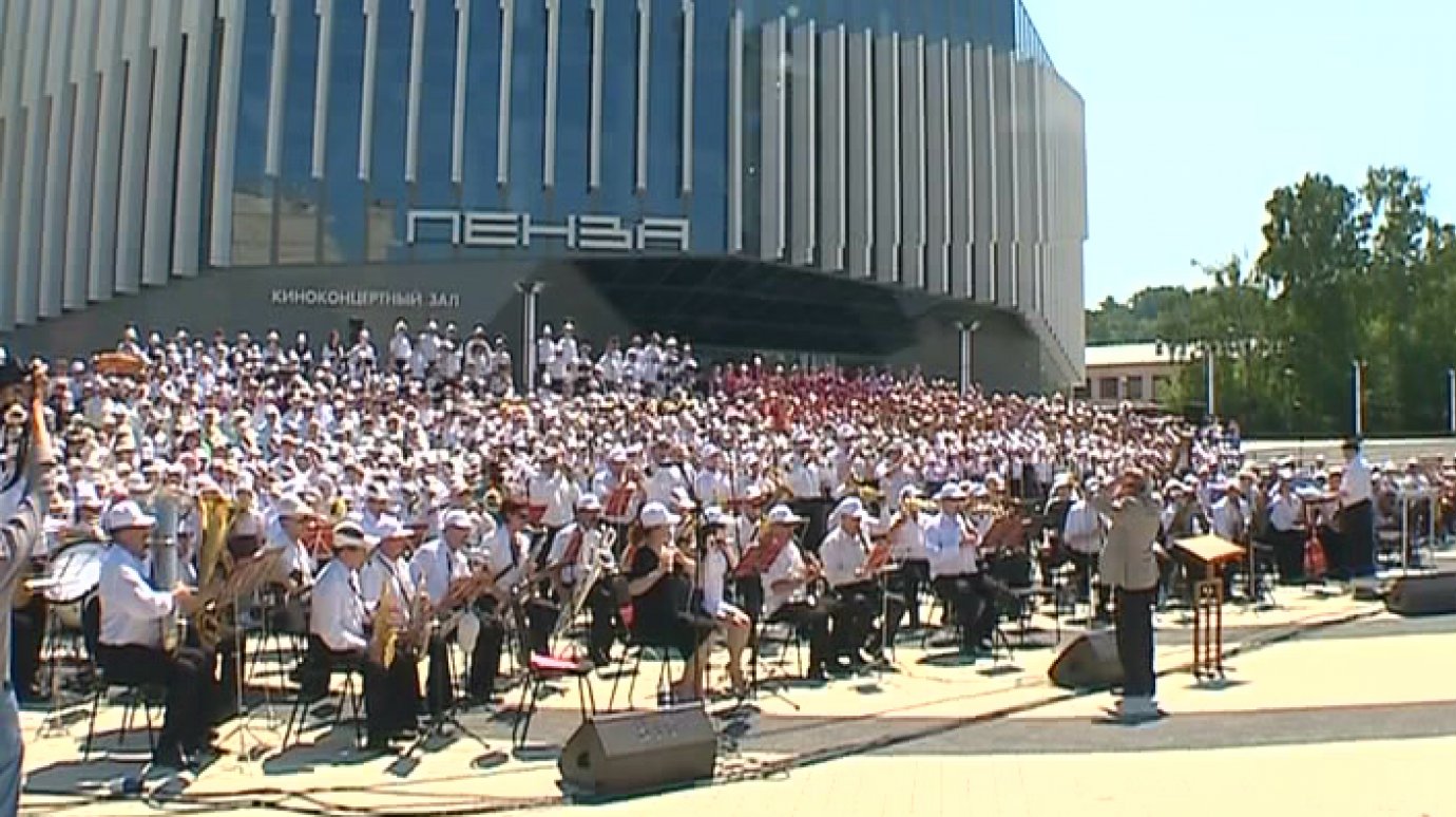 Хор из 1 000 человек выступил на площади перед ККЗ «Пенза»
