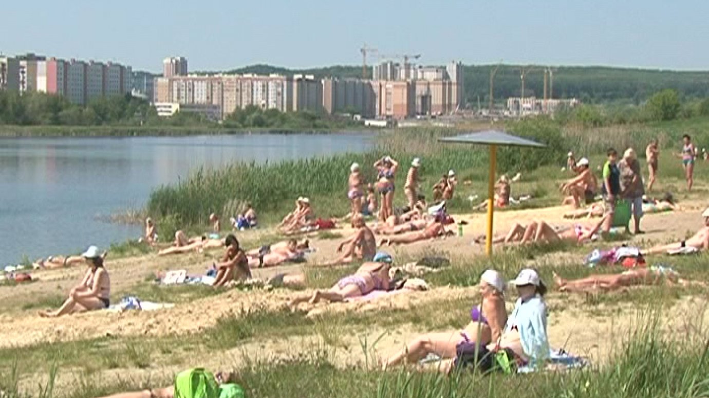Отдыхающие на пляже около горбольницы № 6 игнорируют запрет МЧС
