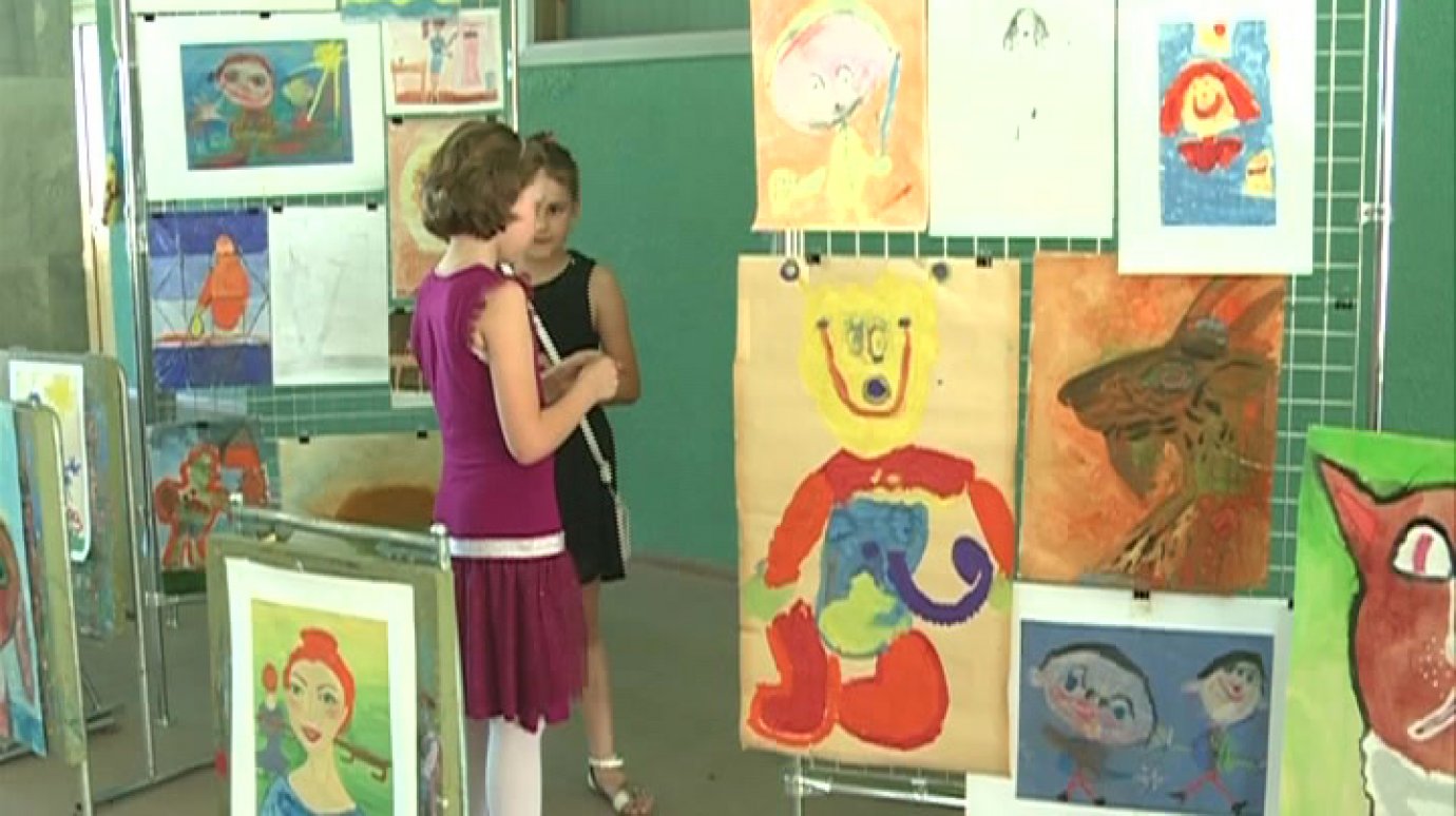 В Пензе открылась выставка картин детской мастерской «Арлекин»
