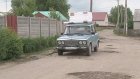 Из-за ям на улице Батумской страдают водители и пешеходы