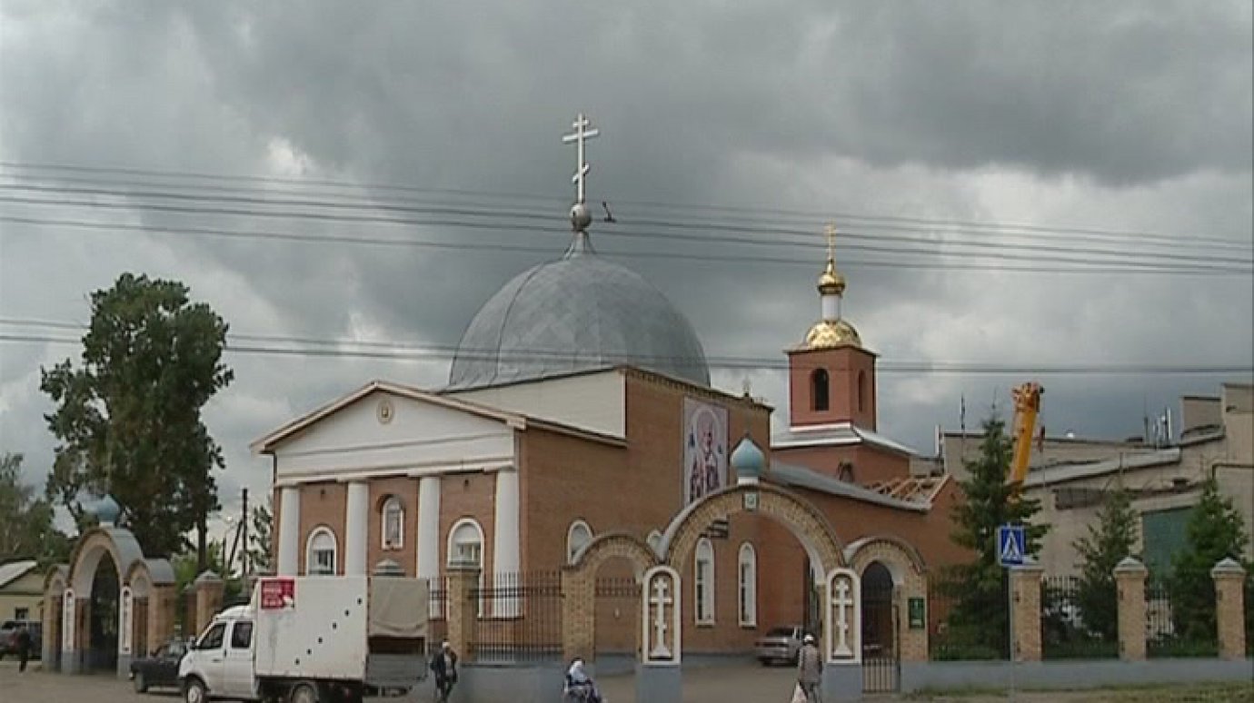 На колокольню храма Святителя Николая Чудотворца установили купола