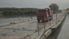 Жители «Спутника» ездят на пляж на Барковке по понтонному мосту