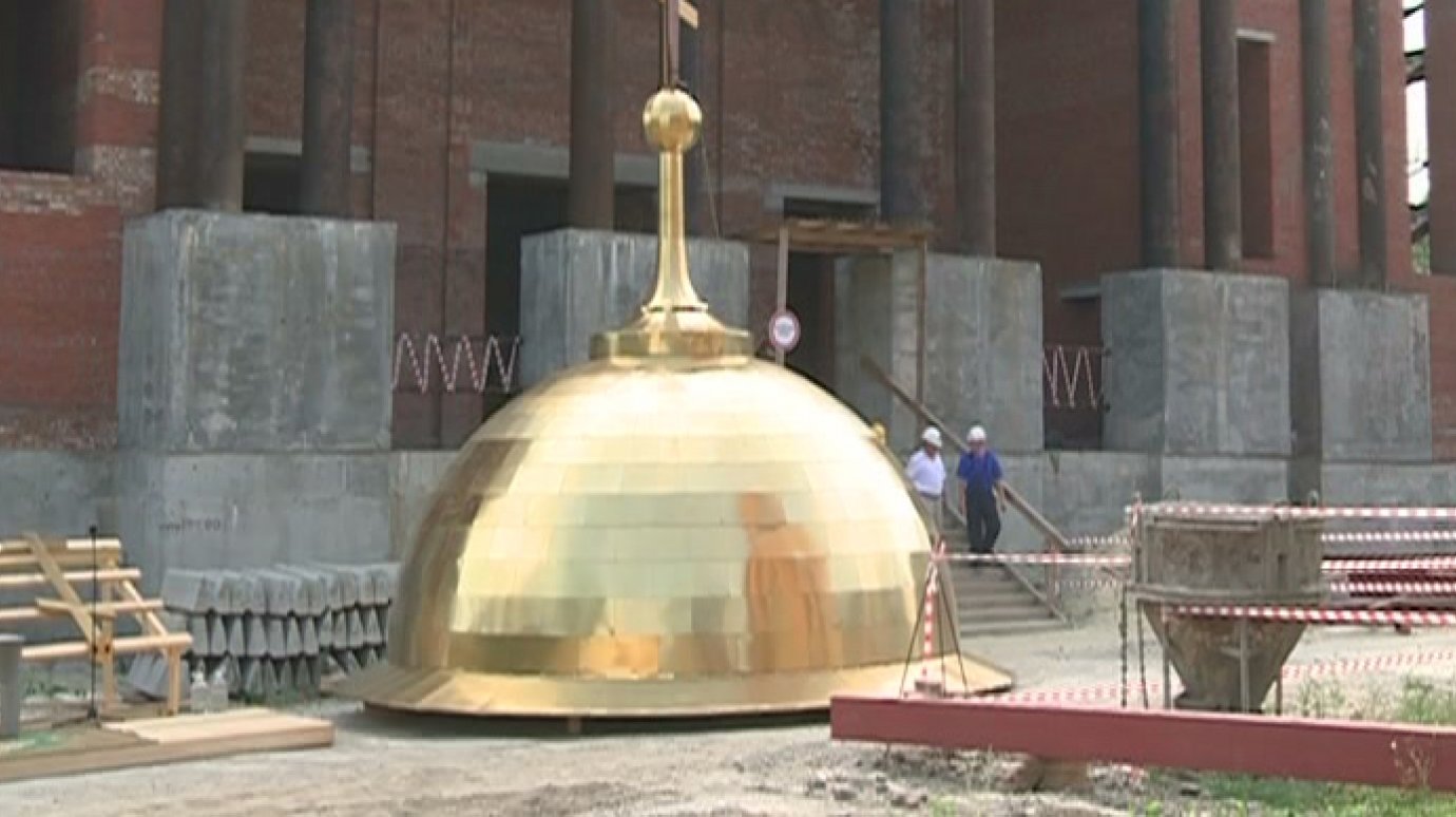На Спасский собор установили один из четырех малых куполов