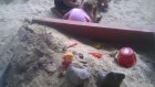 На детскую площадку привезли песок с булыжниками и арматурой