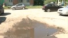 Жители дома на Луначарского вынуждены ремонтировать яму во дворе