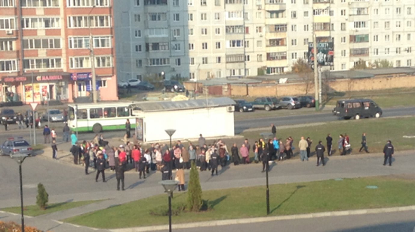 Пензенцы собрались перед библиотекой в ожидании Путина