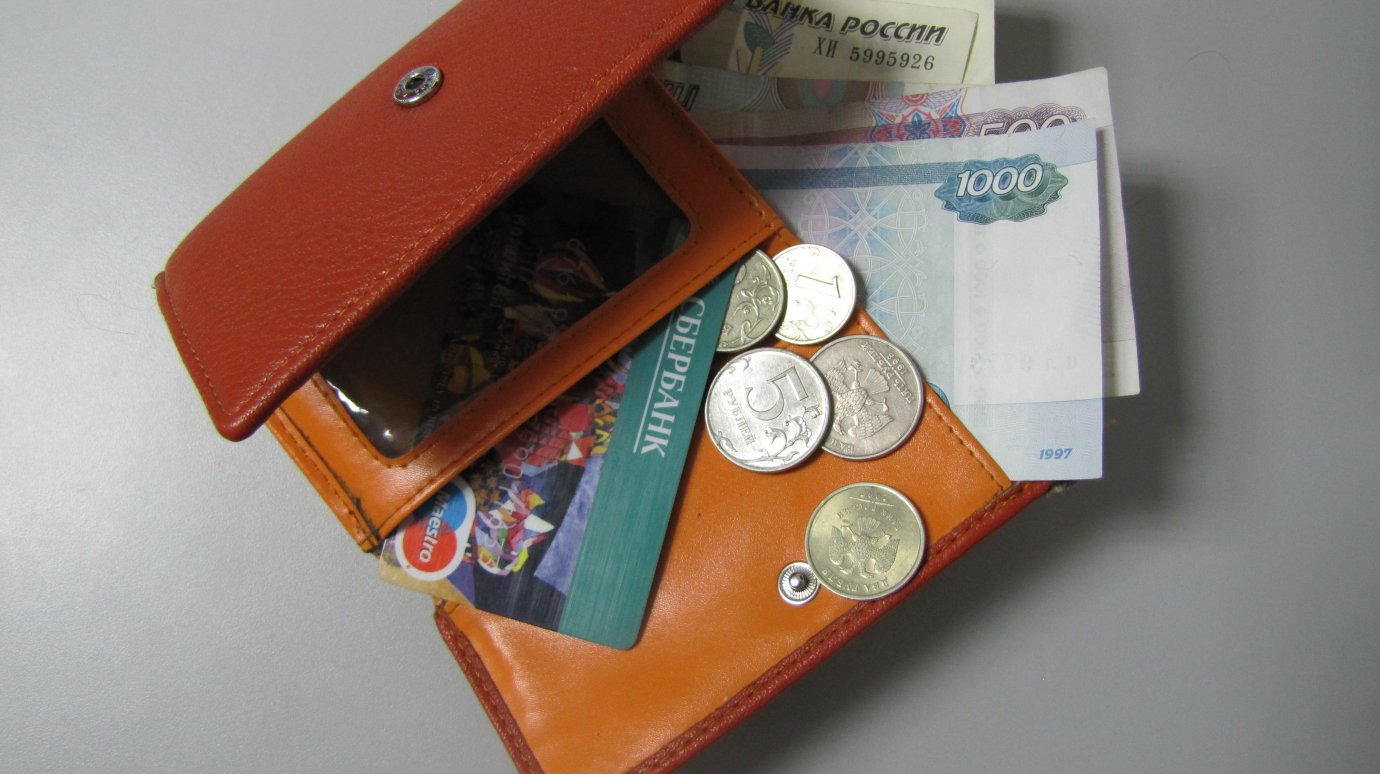 Из оставленной на лавочке сумки пропало более 11 тысяч рублей