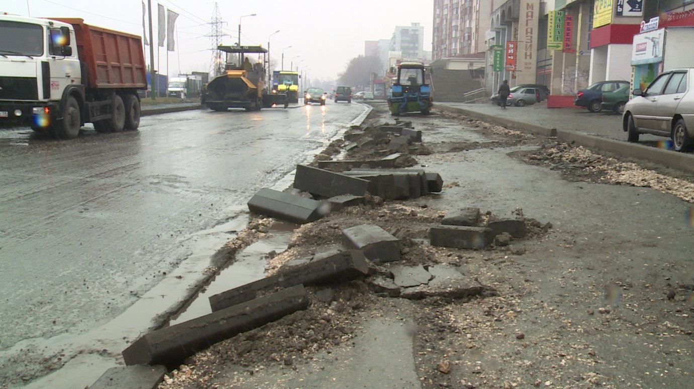 Дорогу на улице Воронова заасфальтировали в дождь