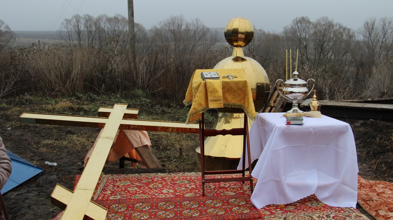В селе Ленино состоялось освящение купола и креста храма