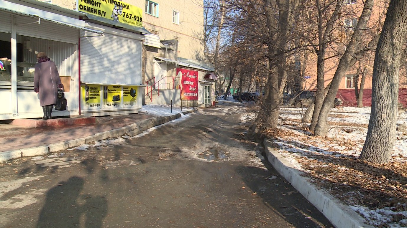 Жители дома на пр. Победы не могут найти ответственных за уборку тротуара