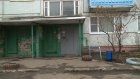 Жители дома на Тепличной поссорились с дворником из-за урн у подъезда