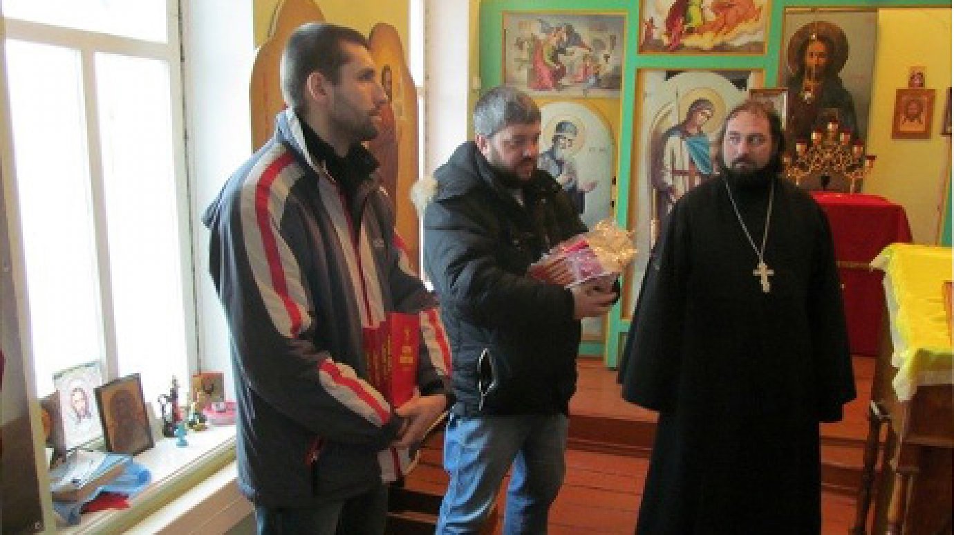 Верующая молодежь передала в дар колонии № 12 православную литературу
