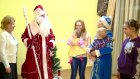 В кризисном центре Дед Мороз поздравил 17-летнюю маму двоих детей