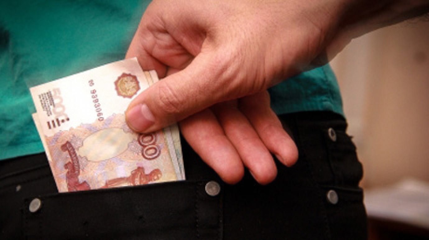 Сожительница украла из кармана мужчины 5 000 рублей