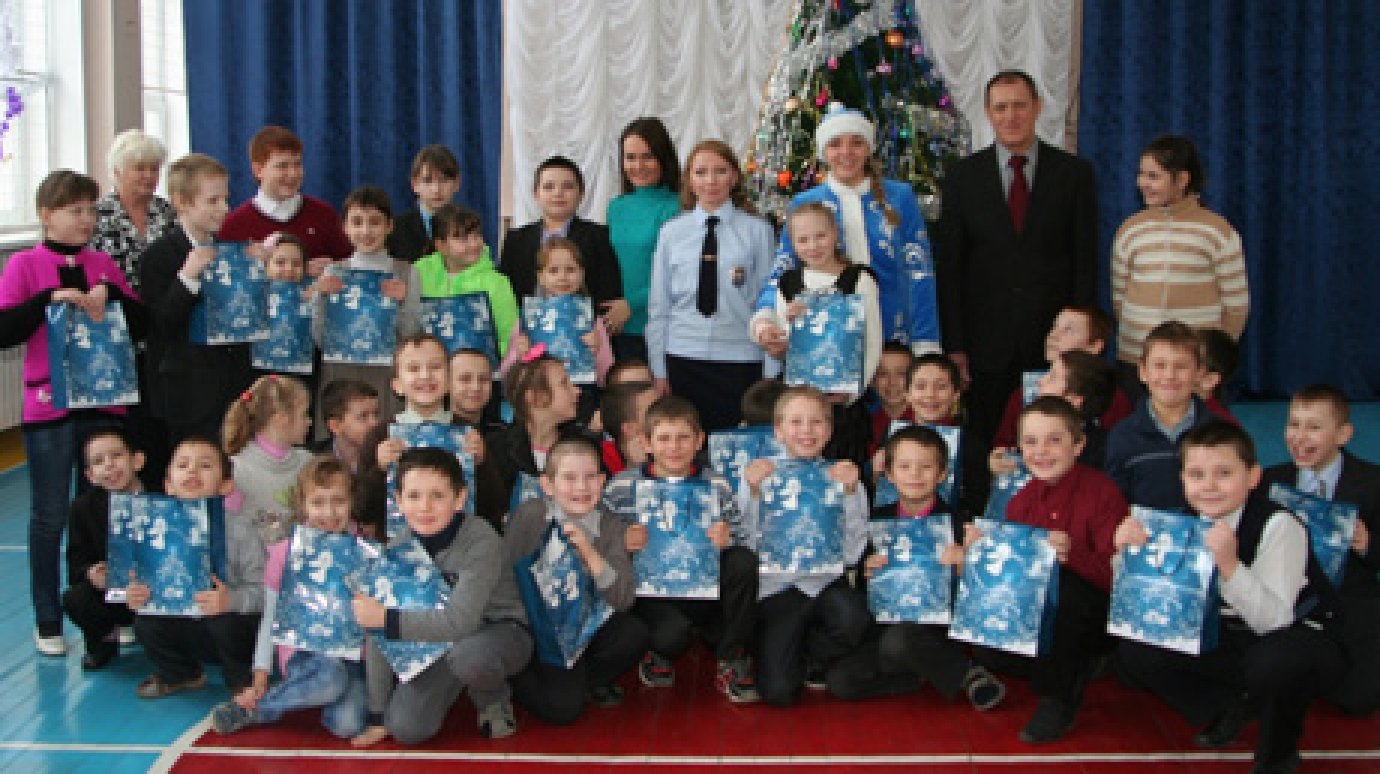Полицейский Дед Мороз поздравил детей из пензенской школы-интерната
