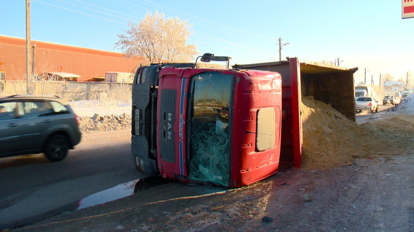 На улице Ростовской опрокинулся грузовик с 18 тоннами песка