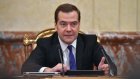 Медведев предписал регулировать цены на вино и шампанское
