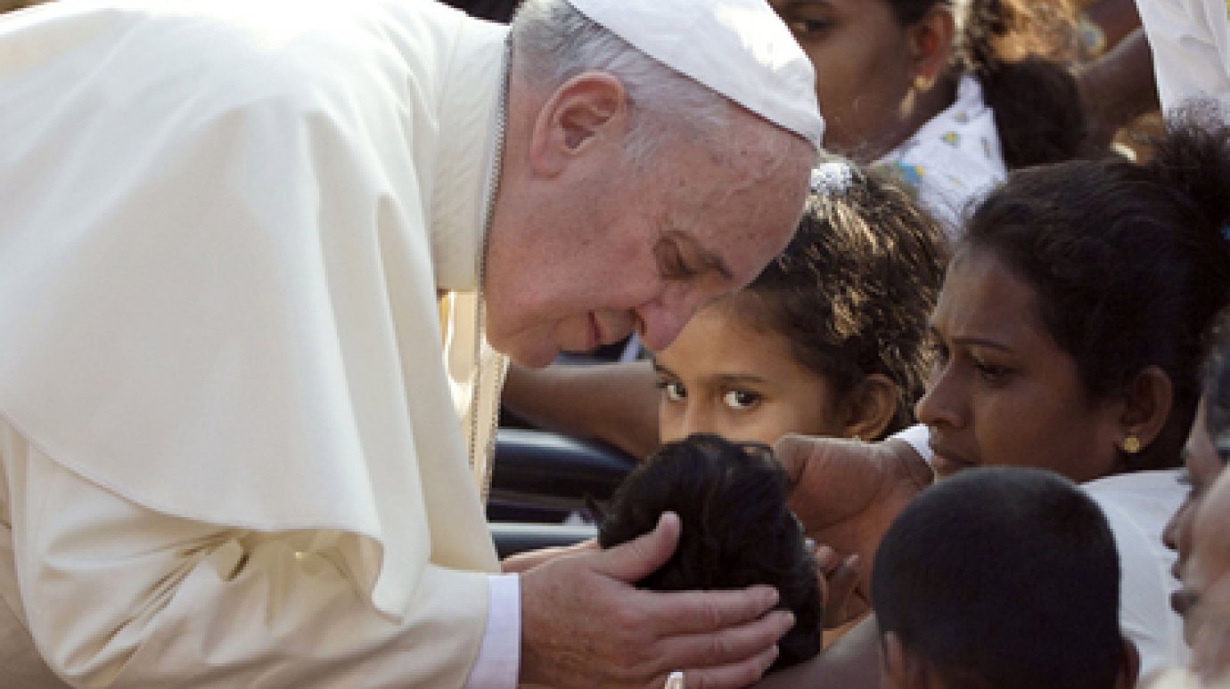 Папа Римский разрешил шлепать детей