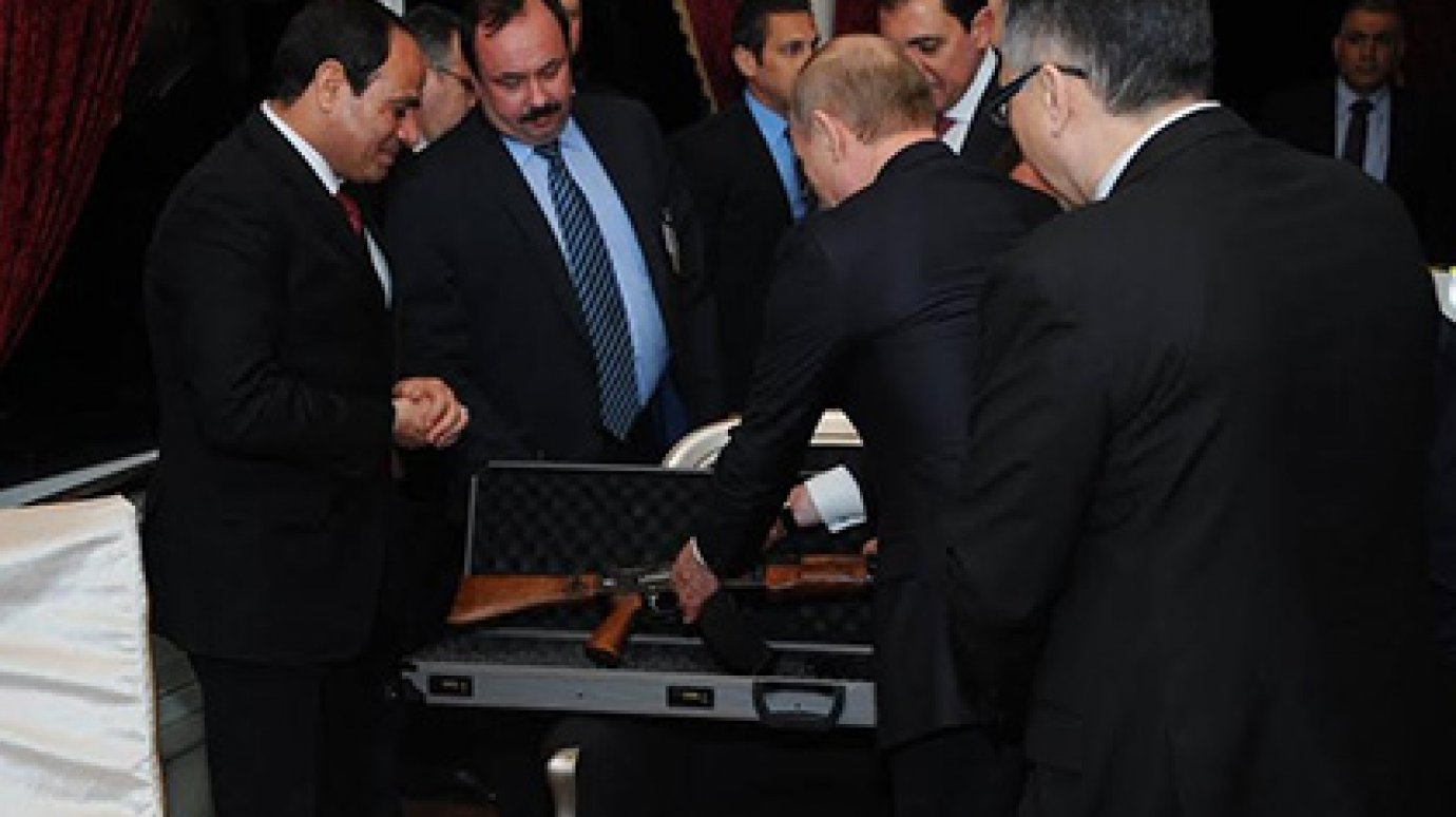 Путин подарил президенту Египта автомат Калашникова