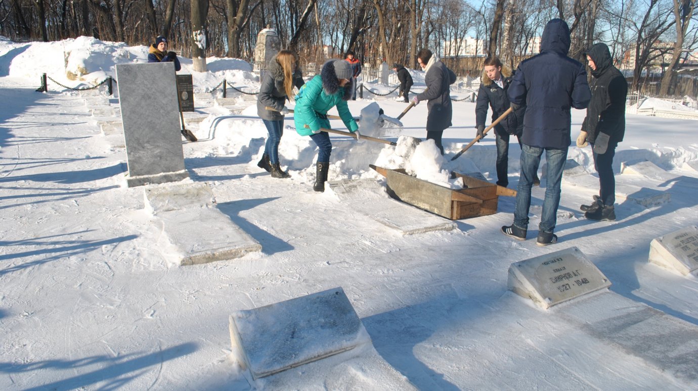 Пензенские студенты привели в порядок могилы воинов