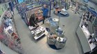 Камера видеонаблюдения в магазине на Карпинского сняла вора