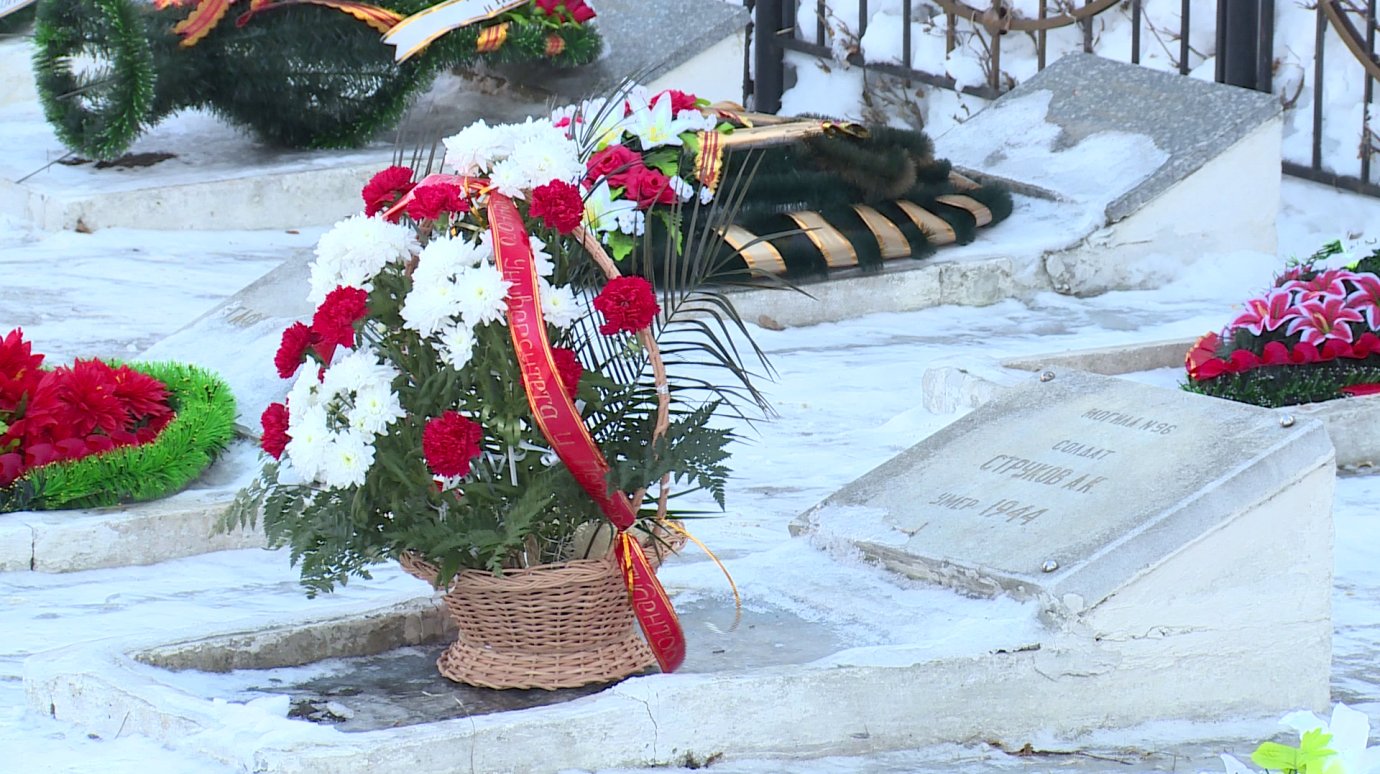 Пензенцы возложили венки на могилы солдатского кладбища