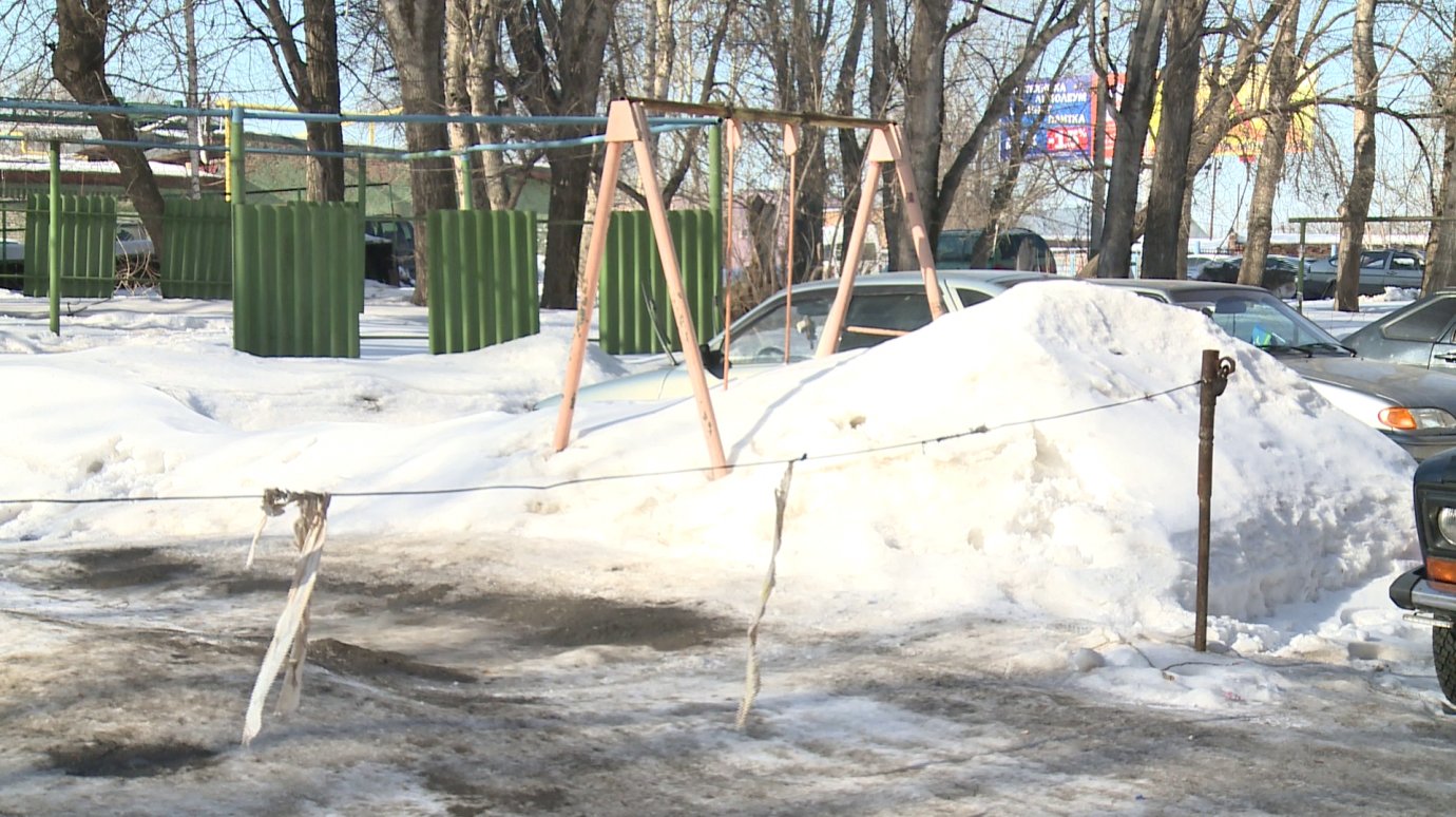 Вокруг детской площадки на Титова пензенцы устроили стихийную парковку