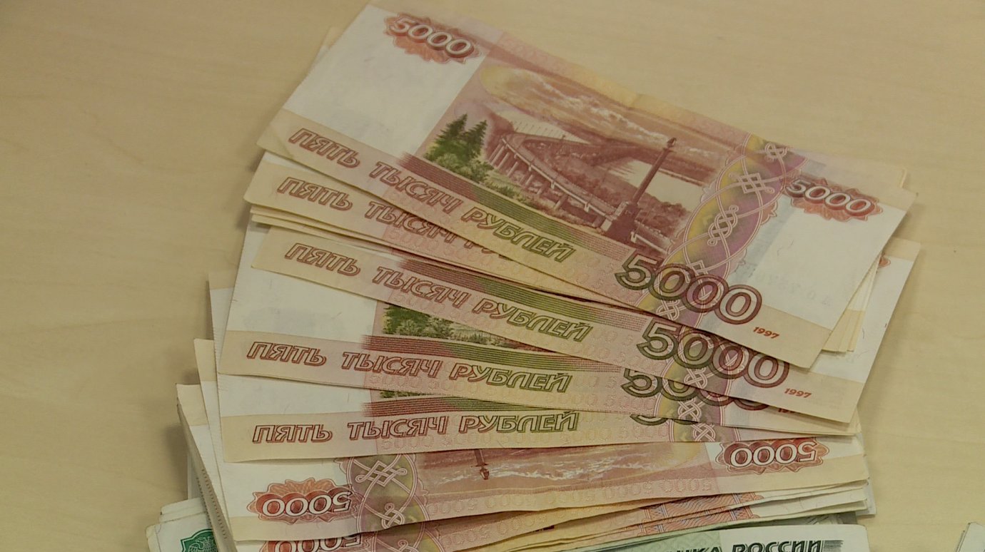 Работник банка в Башмаковском районе снимал деньги со счетов вкладчиков