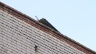 С крыши дома на Заводской упали 4 металлических листа