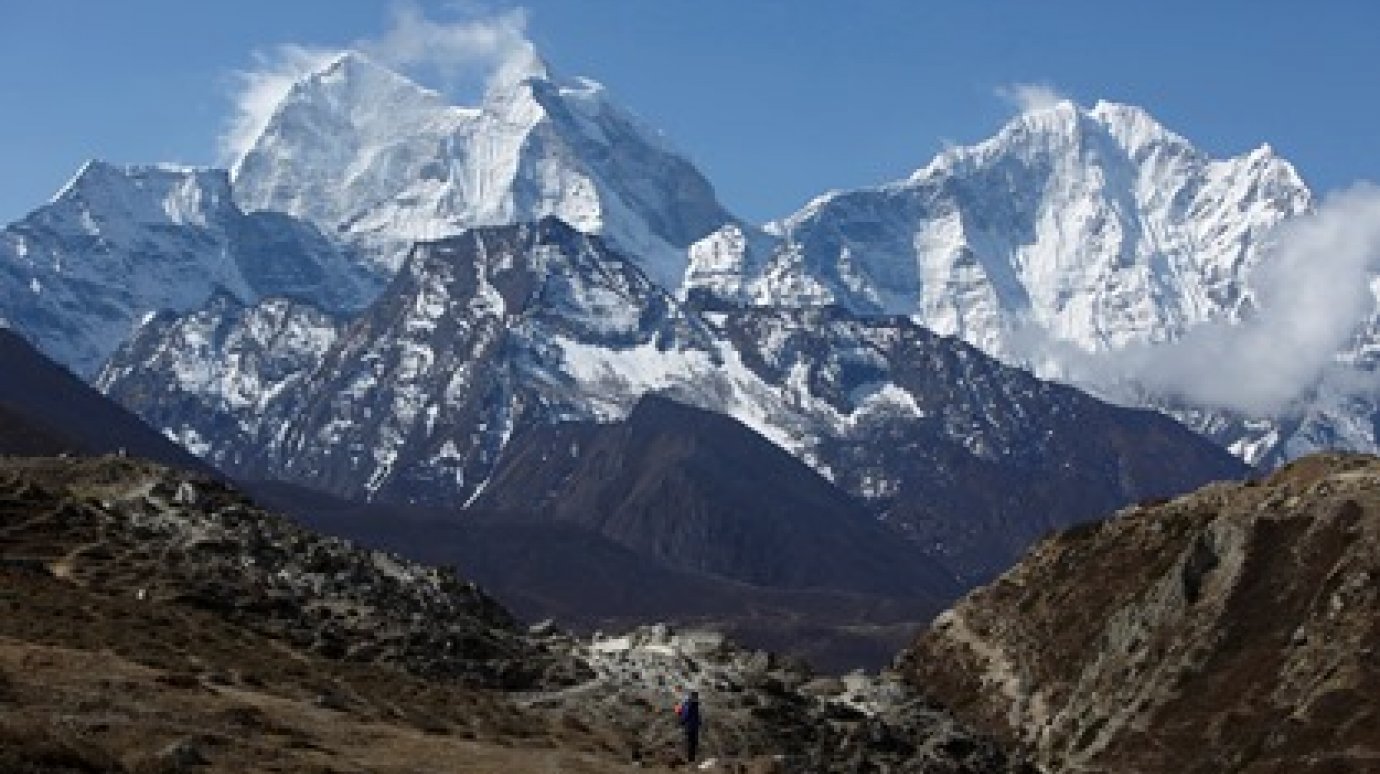 На Эвересте от схода лавины погибли 65 альпинистов