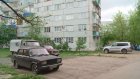 Автомобилисты оккупировали территорию у чужого дома на улице Тепличной