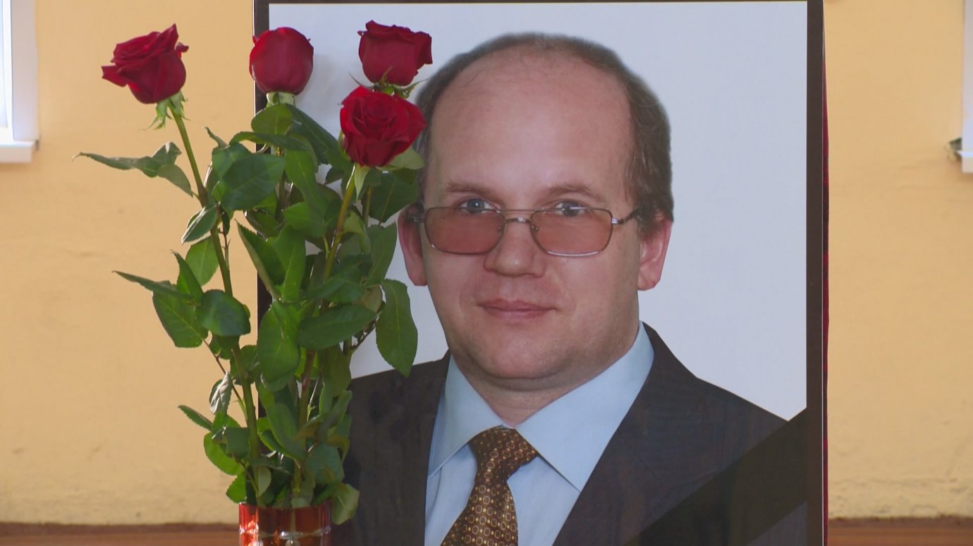 В школе № 43 почтили память погибшего директора Дмитрия Свиридова
