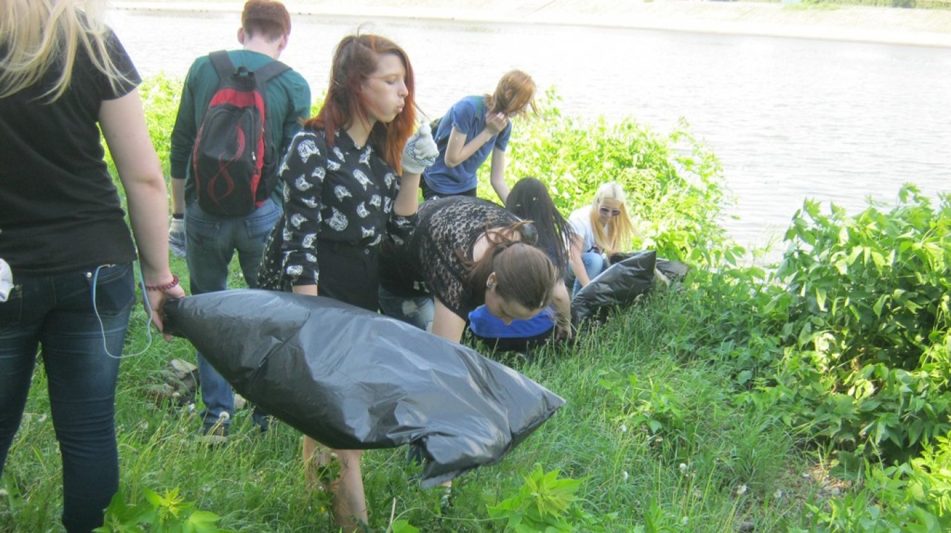 В Пензе добровольцы очистили часть левобережья Суры