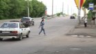 Жители ул. Луначарского переходят дорогу по несуществующей зебре