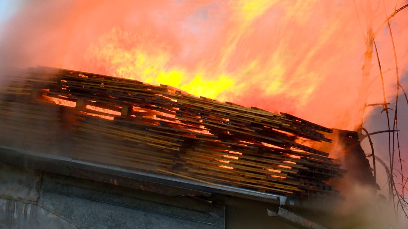 Пожар уничтожил сараи на улице Индустриальной
