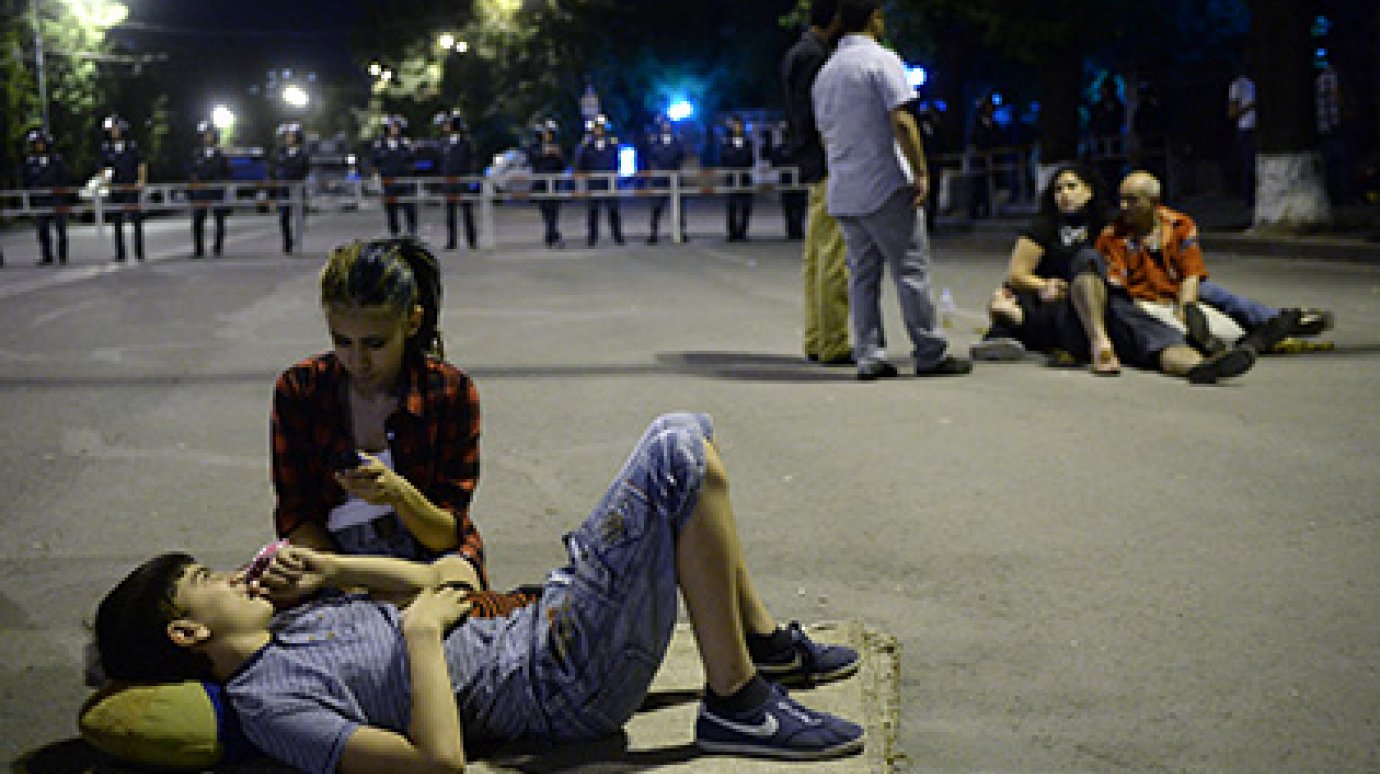 В полиции Еревана призвали голодающих есть «хотя бы абрикосы»